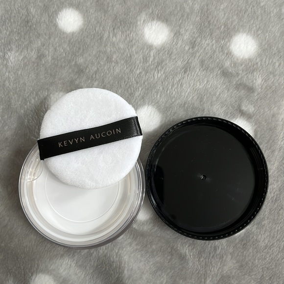 Kevyn Aucoin Loose Powder - Picture 9 of 9